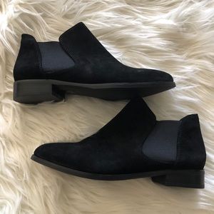 Low ankle Chelsea gore bootie, real suede